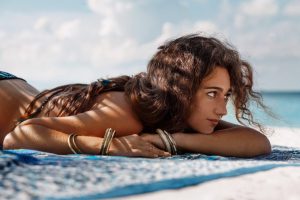 Why do the skin itch after sunbathing?